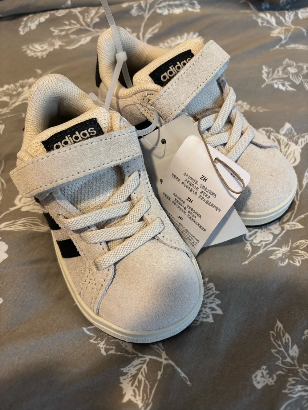 adidas Kids Cream & Black Velcro Athletic Sneakers 00s